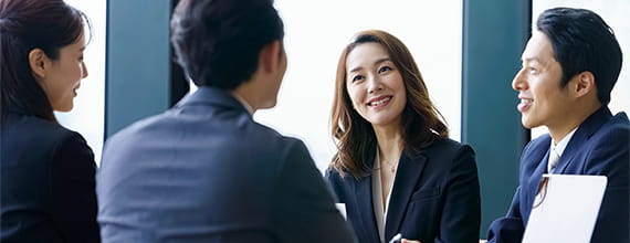 笑顔で会議をしている写真